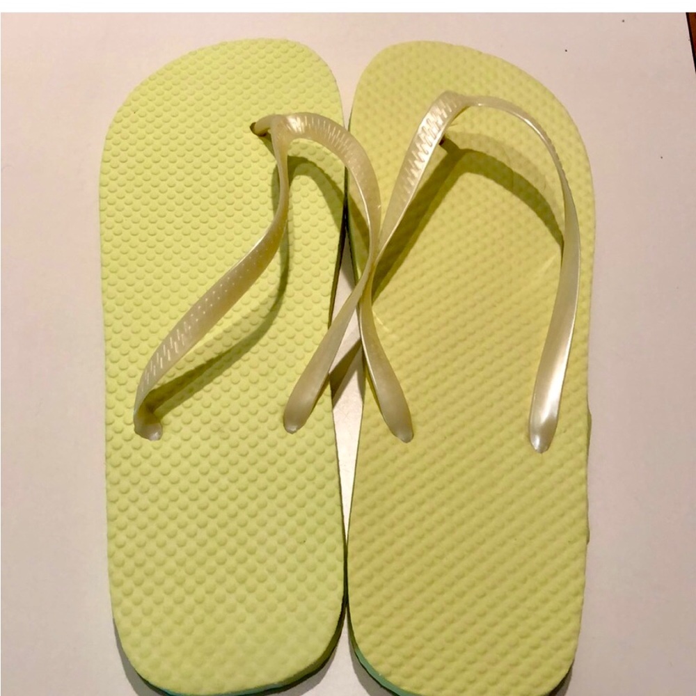 NWOT Yellow flip flops Large 9-10 never worn